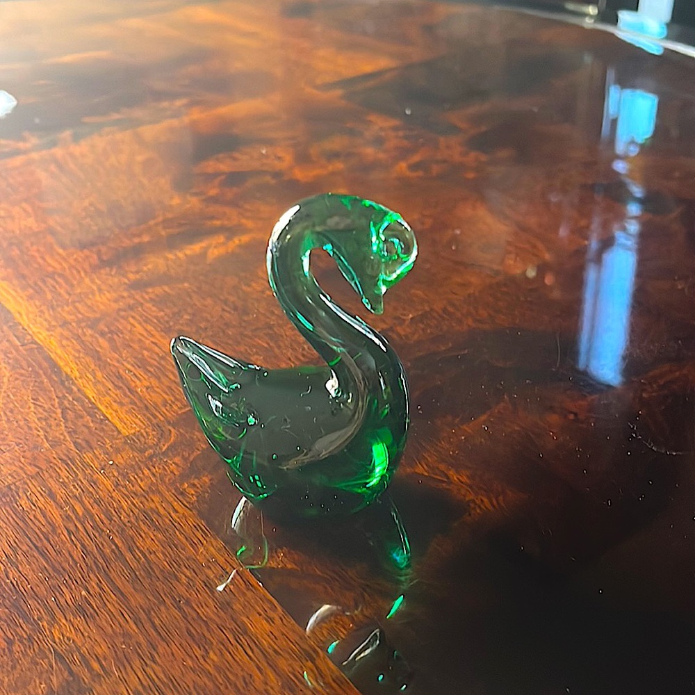 Vintage Beautiful Swan. This is a green glass and so pretty.